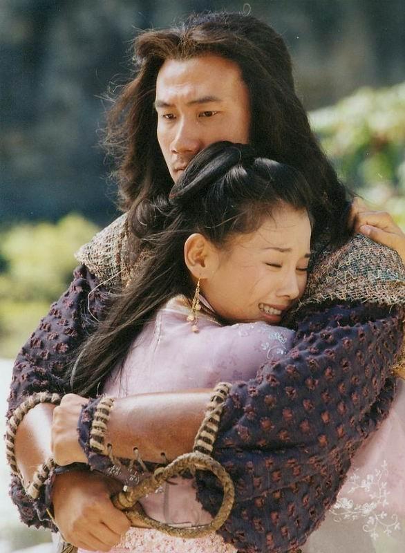 四版乔峰阿朱相拥抱的图片, 哪一家的最幸福甜蜜?