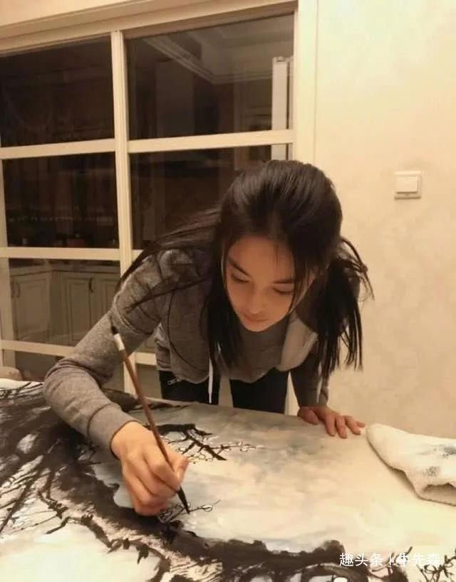 张馨予画了幅梅花，卖了70980元，网友：确实是才女