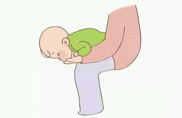 宝宝呛奶时不要竖抱！妈妈只需做好4点，轻松预防呛奶发生