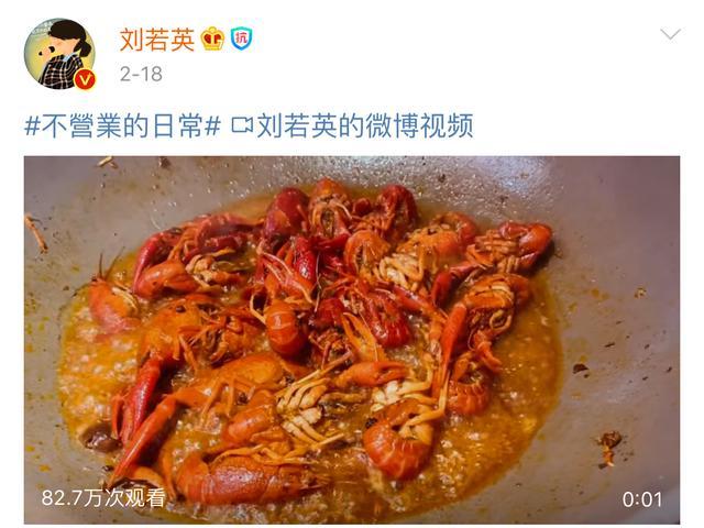 50岁的刘若英开始主妇生活，在家炸油条煮龙虾，老公给她点赞