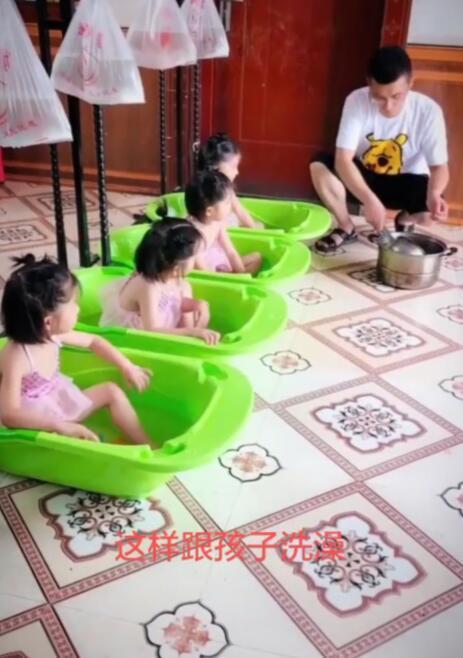 爸爸给四胞胎女儿洗澡，一个小细节示范，有分寸的父爱有多棒