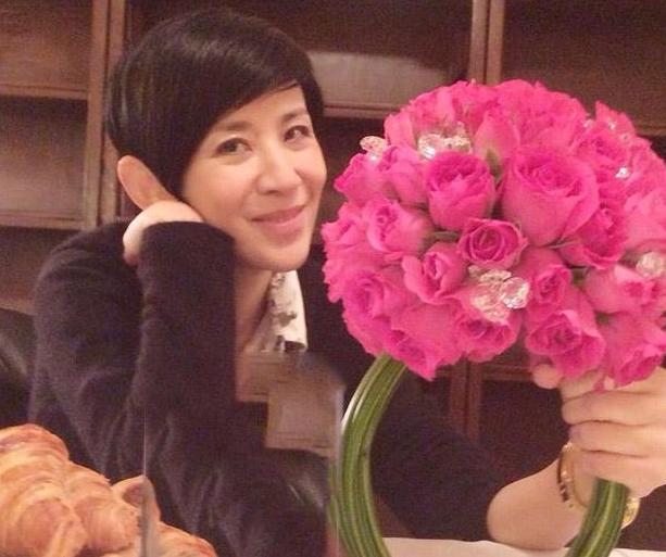 参观吴君如在香港的家，她跟老公都是大明星，家里装修却朴实无华