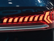 奥迪全新SUV亮相,配三块液晶屏,3.0TV6混动+全时四驱,买啥GLE