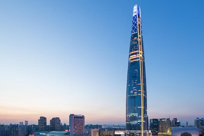 555米的世界第6高楼：由乐天集团所建，却主动在此楼打出武汉加油