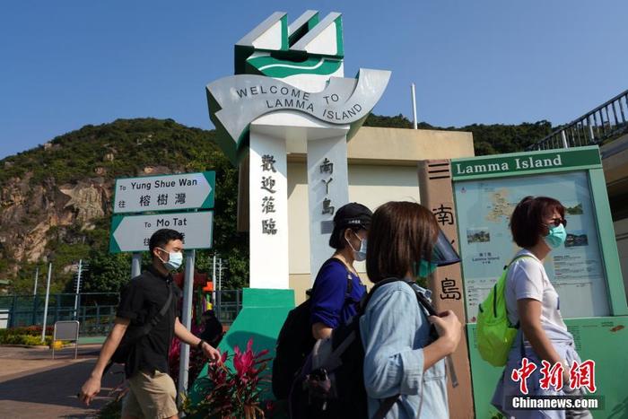 离岛无疫情 众多香港市民前往南丫岛度周末离岛无疫情 众多香港市民前往南丫岛度周末