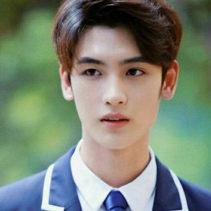 他是男版李一桐，出道演5个男主抢杨幂戏份，背靠章子怡资源逆天