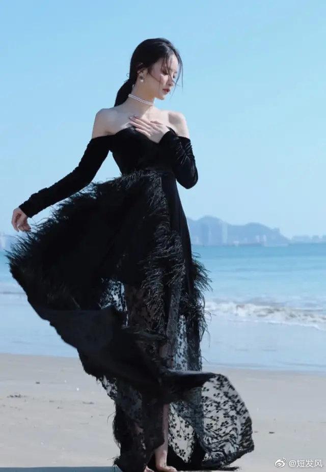 赖雨濛黑色的纱裙抹胸的设计，展现她迷人的锁骨，优雅大气