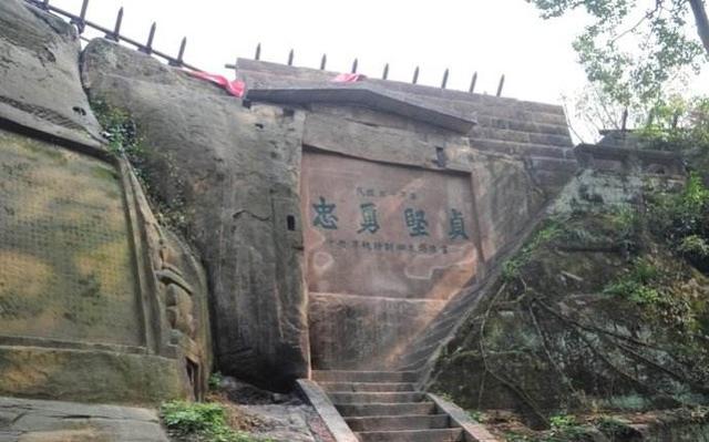 南宋钓鱼城是建在山顶上吗？为什么能阻挡蒙哥的蒙古大军？