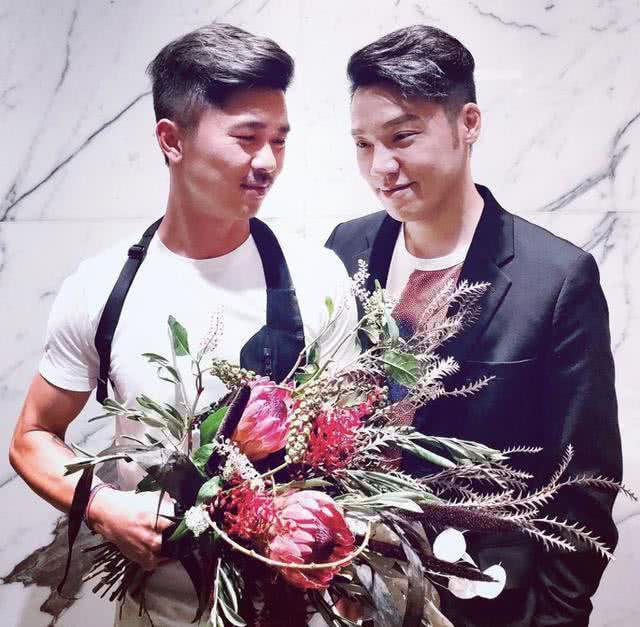 香港男艺人与恋爱11年同性伴侣很有默契  两人聚餐小动作神同步