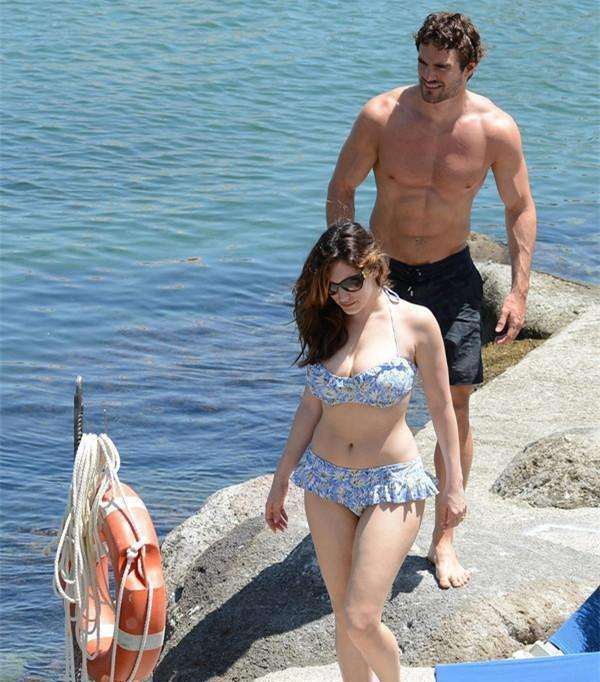 杰森前女友凯莉和男友海边玩水，微胖身材无可挑剔