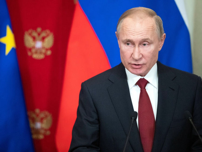 硬汉普京当众下跪，西方评价：跪下的是总统，站起来的是国家！