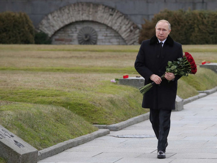 硬汉普京当众下跪，西方评价：跪下的是总统，站起来的是国家！