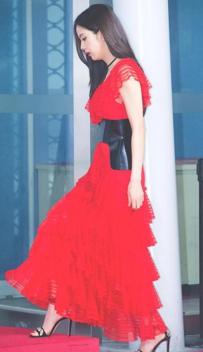 金智秀太适合红色长裙了，肤白气质绝佳，女神范儿十足啊！