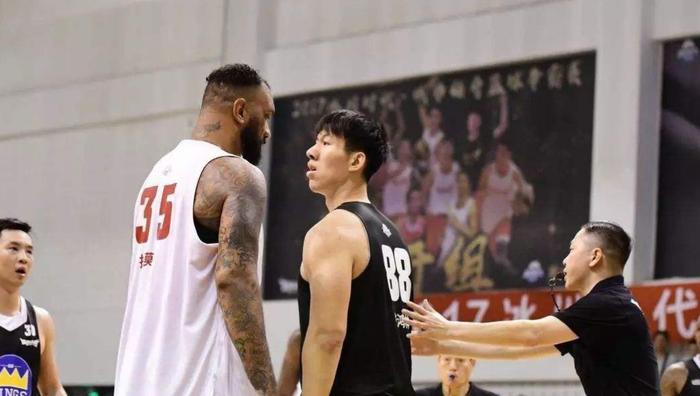 300斤体重号称“铁牛”！他的肌肉有多强？卧推和NBA一个等级