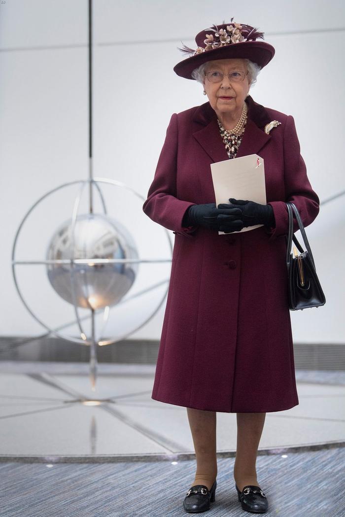 英女王真有范儿！穿“高贵”紫红大衣气场十足，配印花裙太显活力