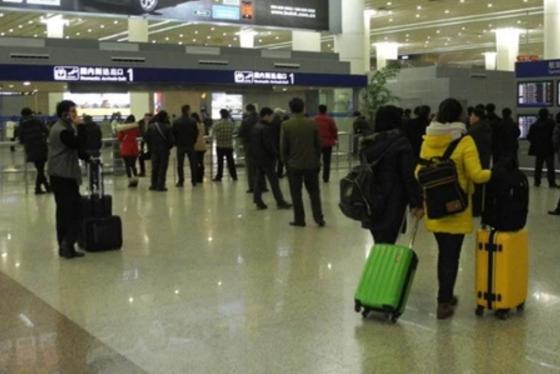 出门旅游，为啥中国人都用行李箱，外国人用背包，外国人：你不懂