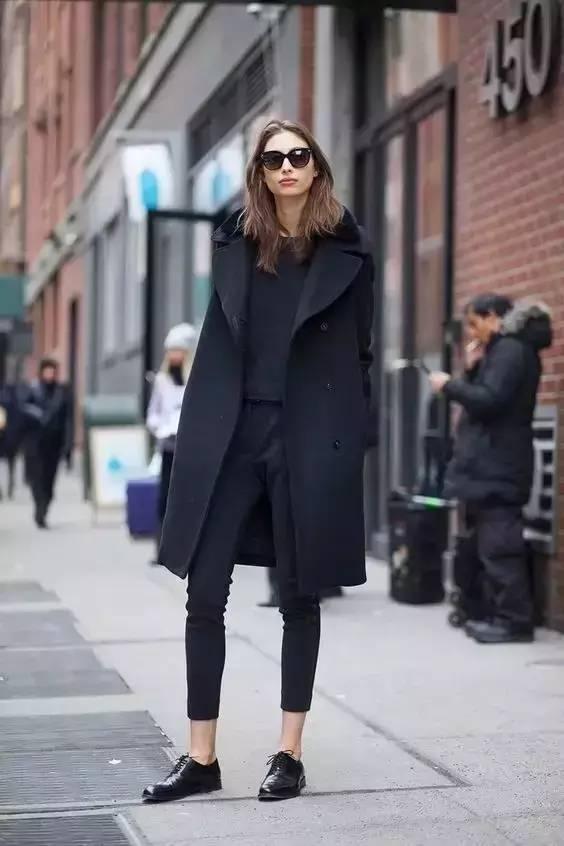 潮人们的黑色外套搭配示范，时髦又保暖，轻松凹造型不在话下