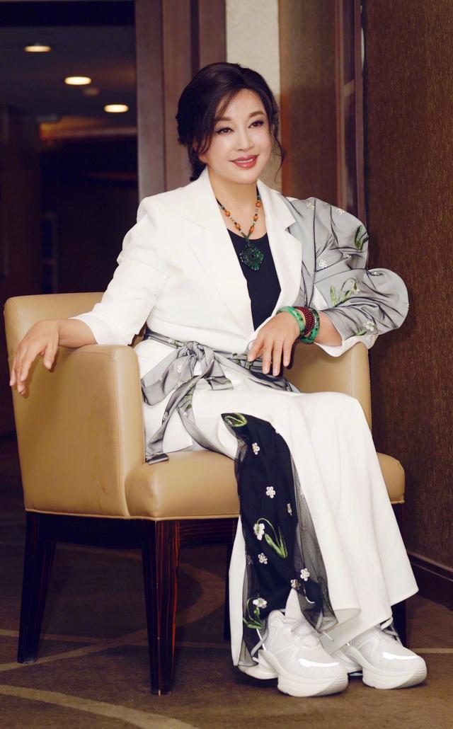 刘晓庆的“无皱脸”侧面暴露缺陷，67岁穿荷叶边西装，减龄又洋气