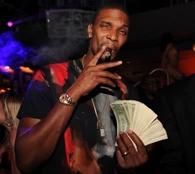NBA球星花钱有多随意？阿里纳斯美金当厕纸，詹姆斯挥手4100万