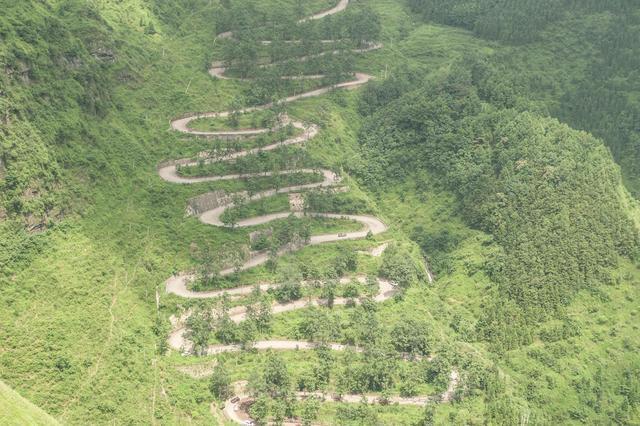贵州最“恐怖”公路之一，山路崎岖有二十四个弯，你敢在此开车吗