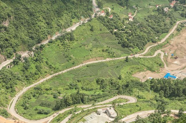 贵州最“恐怖”公路之一，山路崎岖有二十四个弯，你敢在此开车吗
