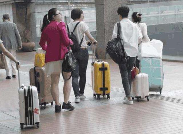 为何外国人旅游只背个包，中国人却要拖个行李箱？原因其实很简单