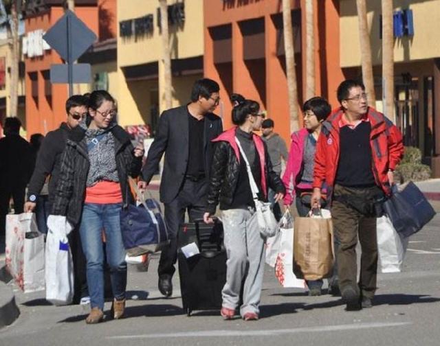 为何外国人旅游只背个包，中国人却要拖个行李箱？原因其实很简单