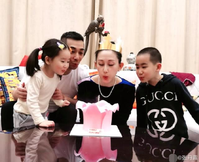 赵文卓为太太张丹露庆祝40岁生日，一家四口长得太像了