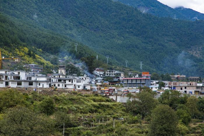 大自然的神奇造化！金沙江大拐弯，三壁夹两江，令人心旷神怡