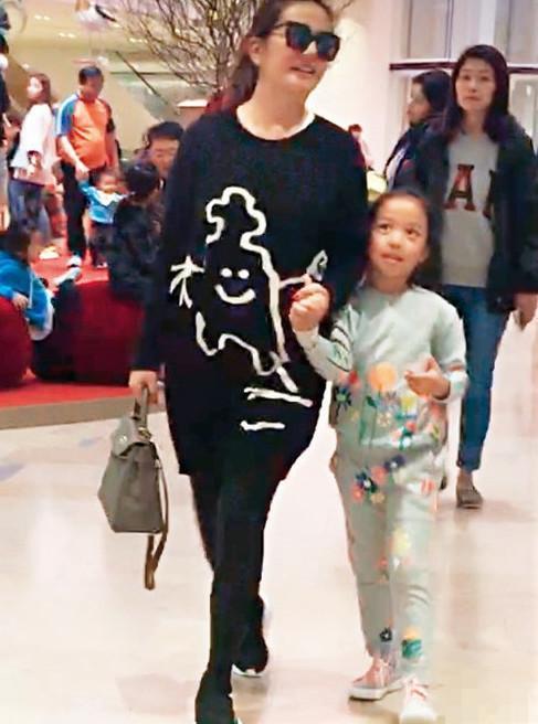 41岁赵薇的7岁女儿小四月近照，网友：大眼睛和妈妈一模一样