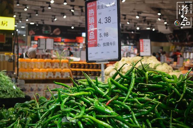 重庆最大购物中心恢复营业，现场实拍，顾客稀少，但超市里很热闹