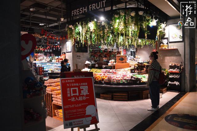 重庆最大购物中心恢复营业，现场实拍，顾客稀少，但超市里很热闹