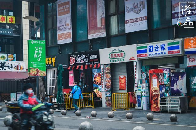 重庆最大购物中心恢复营业，现场实拍，顾客稀少，但超市里很热闹