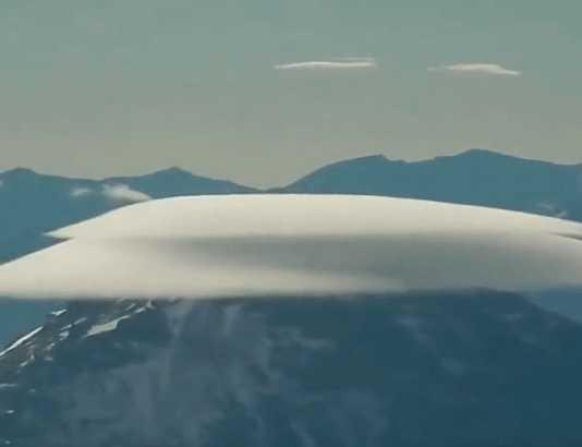 男子乘飞机发现山顶奇异云朵, 没想到拍摄到形似“UFO”圆形物体