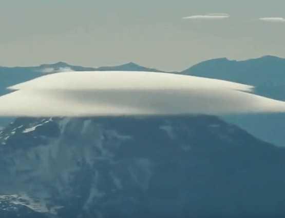 男子乘飞机发现山顶奇异云朵, 没想到拍摄到形似“UFO”圆形物体