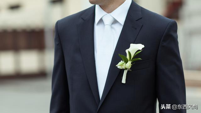 口袋巾，如果选择有花色的，应与领带颜色保持整体的协调关系