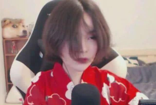网友不相信轩墨宝宝是男的，他拿掉头发掀起衣服，还是没人信