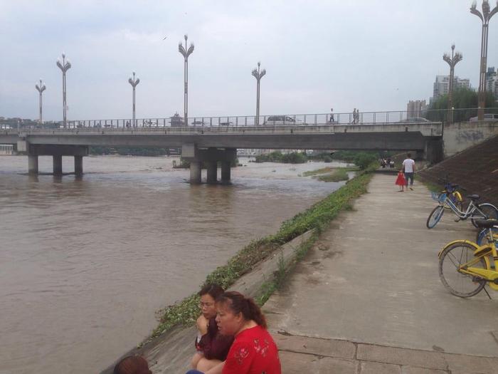 绵阳河边绿道被淹，低洼群众注意乘凉安全