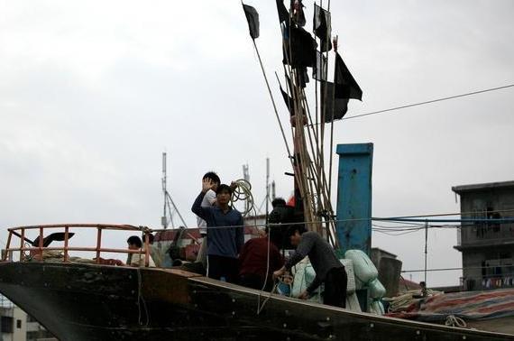三亚河入海处 疍家渔船挂黑旗 你知道这是啥意思不？