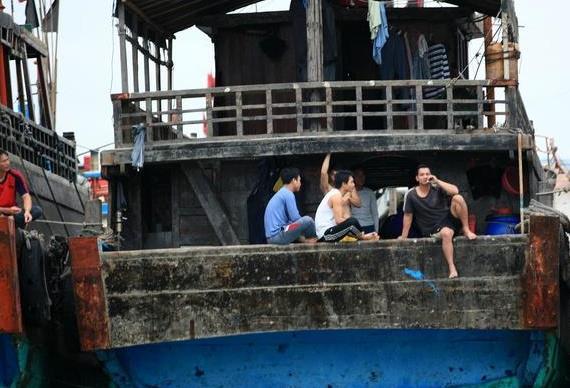 三亚河入海处 疍家渔船挂黑旗 你知道这是啥意思不？