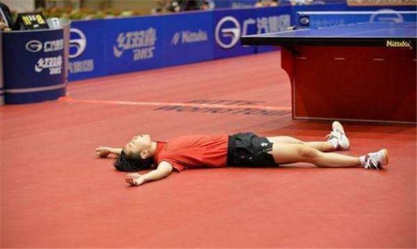 意料之中!国乒世界冠军被15岁小将横扫，到底是谁的错？