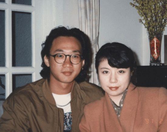 她家世显赫，是黄家驹“未亡人”，至今仍活在25年前的爱情幻梦里