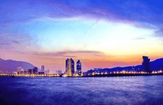 想去海滨城市旅游, 日照和连云港相比哪个城市比较好?