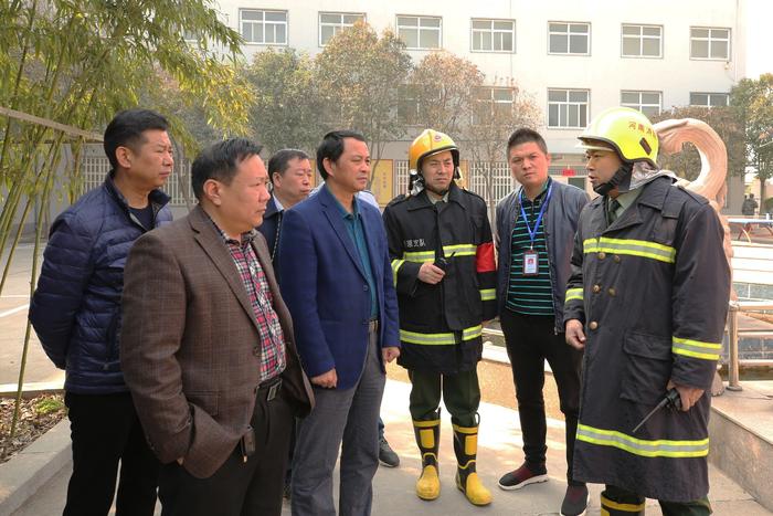 河南济源 食品厂氨气泄漏 消防官兵成功处置