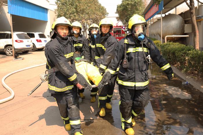 河南济源 食品厂氨气泄漏 消防官兵成功处置