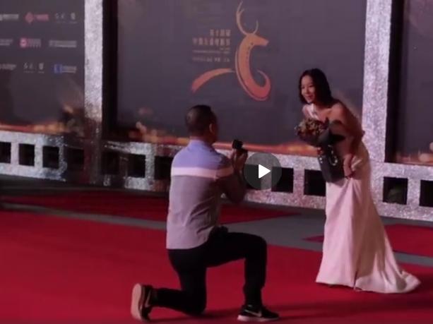 王珞丹红毯上被人求婚，网友直呼：好尴尬！​
