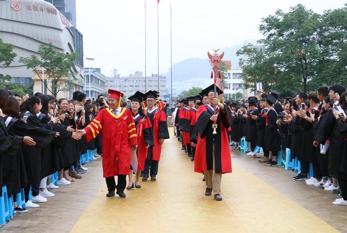 云师大商学院4000余名学生毕业，校长一对一授予学士学位