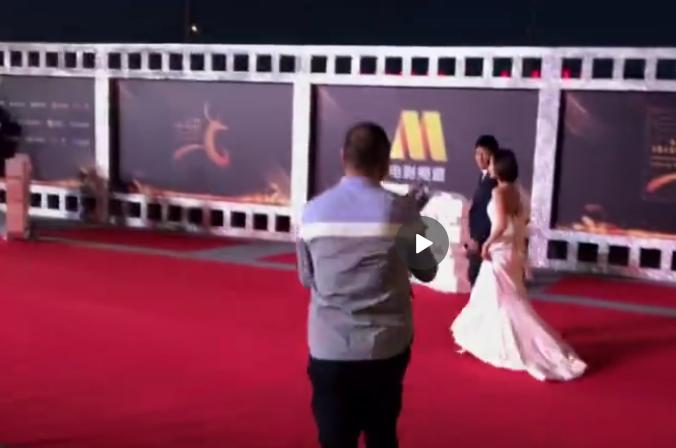 王珞丹红毯上被人求婚，网友直呼：好尴尬！​