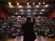 北影节评委会主席王家卫成北电名誉教授