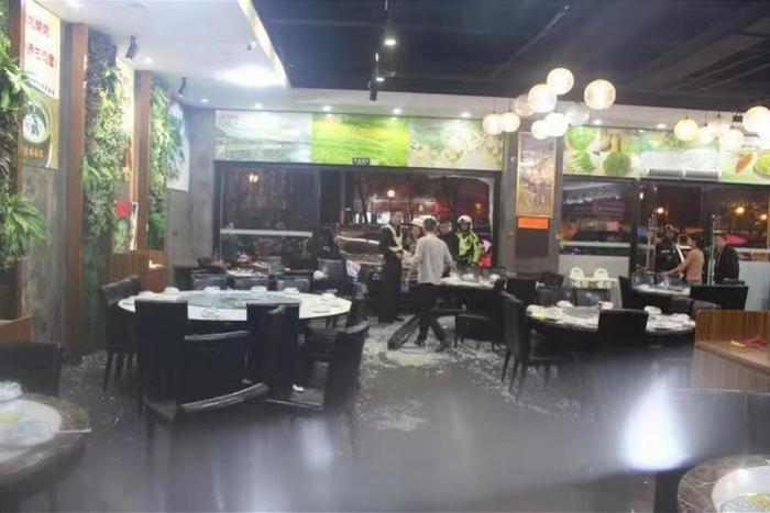 东莞女司机想去饭店吃饭，结果油门误当刹车，直接冲进饭店